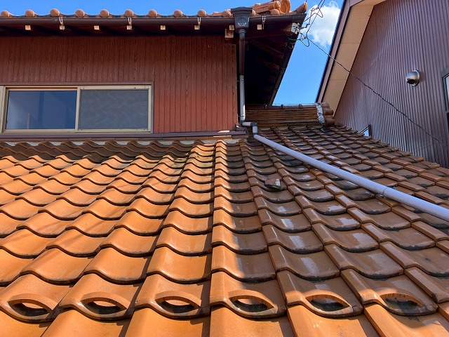 本屋根の雨樋が下屋根を通過